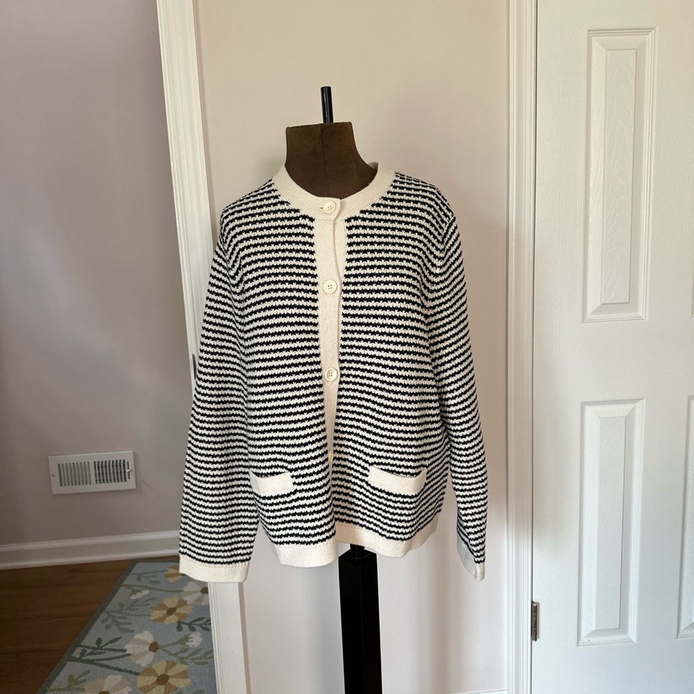 Women’s sweater size XXL black and white with pockets